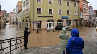 Überschwemmte Straßen nach den schweren Regenfällen, die zu Überschwemmungen führten. Die nächsten 24-36 Stunden werden für die südlichen Regionen Polens, die Rekordregenfälle erleben, entscheidend sein. +++ dpa-Bildfunk +++