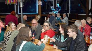 Kerb in Glattbach: Party mit DJ Boris Winkler / bei der Glattbacher Kerb zu dem die Feuerwehr einlud sorgte DJ Winkler für Musik zur Unterhaltung und bei Speis und Trank gab es wieder ein gemütliches Zusammensein.
Foto: Jürgen Strieder
