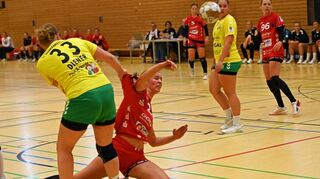 Nachdem die Nervosität und die Unsicherheiten beim Drittliga-Auftakt abgelegt waren, waren die Junior-Flames im Heimspiel gegen Markranstädt nicht mehr zu stoppen; hier wird Johanna Borrmann beim Wurf regelwidrig gehalten.
