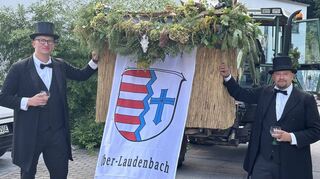 Kerwepfarrer Marcel Mayer (links) und Mundschenk Marco Schmidt beim Kerweumzug. Mayer hat später noch bei der Kerweredd geglänzt.