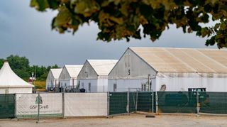 In der Zeltstadt in Bensheim werden vom Kreis Bergstraße seit April 2022 Geflüchtete untergebracht. Viele Menschen mit Bleibeperspektive werden zeitnah in den Kommunen untergebracht.