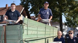 Fleißig sammelten freiwillige Helfer der Feuerwehr Altpapier ein. Geld aus dem Verkauf wird für die Anschaffung neuer Ausrüstung verwendet.
