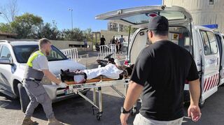 Ersthelfer des Zivilschutzes in Beirut bringen einen verletzten Mann, dessen tragbarer Pager explodiert ist, ins Krankenhaus.