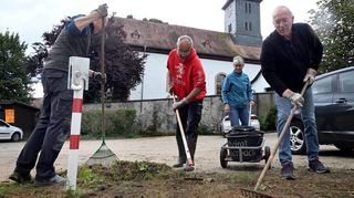Kerweputz in Schlierbach / Damit der Ort mit der Kerb manierlich aussieht, wurde, vom Ortsvorstand initiiert und mit Schlierbacher Bürgern durchgführt, rund um Schlierbach, dem Bachbett an der Bässch am Kirch-/Kerweplatz und am Kriegerdenkmal geputzt., Unkraut entfernt, Blumen und Bäume gerichtet, die Straße gekehrt und gesäubert .
Foto: Jürgen Strieder