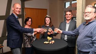 Weinkönigin Katja Simon (Mitte) beim Empfang im Bunten Löwen eingerahmt von (v.li.) Bürgermeister Holger Habich, Stadträtin Ingrid Germann, Stadtverordnetenvorsteher Andreas Kovar und Stadtrat Rolf Jaenchen.
