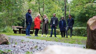 Die Freifläche „Am Rosengrund“ am Schönberger Friedhof wurde neu gestaltet und soll mit neuen Sitzgelegenheiten jetzt mehr Aufenthaltsqualität bieten.