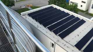 In der Kläranlage des KMB an der Bensheimer Hartbrücke werden täglich 14 Millionen Abwasser gereinigt. Herzstück der nun abgeschlossenen energetischen Sanierung ist die PV-Anlage auf dem Dach des Verwaltungsgebäudes.