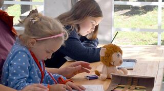 Lesung mit Christiane Weis in Lindenfels / Christiane Weis las in der Burgschänke auf der Burg Lindenfels aus ihrem ersten von drei Kinderbüchern, dem  Grewin und das goldene Amulet. Grewin ist ein Drache und in der Geschichte geht es um  Selbstakzeptanz und Toleranz anderen gegenüber.

nach der Vorlesung hatten die Kinder die Möglichkeit eine bestimmte Szene aus dem Buch zu zeichnen und konnten dabei einen Preis gewinnen. Die schönste Zeichnung bekam  ein Buch von Frau Weis mit Ton welcher über einen QR- Code im Internetheruntergeladen werden kann

Foto: Jürgen Strieder