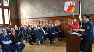 Stadtbrandinspektor Lukas Eichler (r.) begrüßte die Feuerwehr aus Wil und die Lorscher Gastgeber im Nibelungensaal.