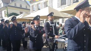 Nach der musikalischen Umrahmung des Empfangs marschierte der Spielmannszug der Feuerwehr musizierend durch die Stadtmitte.