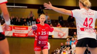 Es lief in der noch jungen Bundesliga-Saison nicht alles rund bei den Flames; somit ist Spielmacherin Kim Naidzinavicius (am Ball gegen Ludwigsburg) im Angriff als Dirigentin und Ideengeberin gefragt.