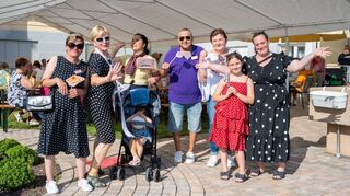 Pünktchenkleider und manche Petticoats waren beim Sommerfest des Seniorenheims in der Hildegard-von-Bingen-Straße zu sehen. Denn das Motto lautete: die 1950er Jahre. Über 200 Besucher feierten mit.