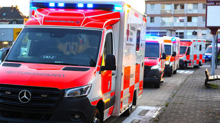 Die Feuerwehr war mit einer Drehleiter vor Ort, außerdem Rettungswagen und ein Notarzt.