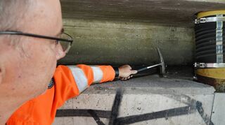 Der Bauwerksprüfer Mario Böhmer prüft mit dem Hammer jeden erreichbaren Quadratmeter der Brücke – anhand des Geräuschs weiß er, ob der Beton in Ordnung ist.
