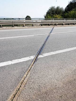 Die Übergangskonstruktion zwischen Straße und Brücke ist löchrig.