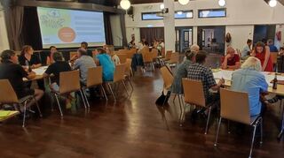 An vier Tischen sammelten die Bürger ihre Ideen zu „Freizeit und Kultur, „Vereinsarbeit“ und „Stadtteile“. Am „Spinnertisch“ konnten Visionen notiert werden.