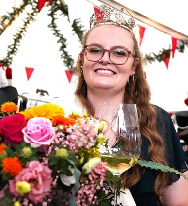 Beim Winzerfest 2023 wurde Nina Kaltwasser zur Bergsträßer Weinkönigin gekrönt. An diesem Wochenende nimmt sie für die Hessische Bergstraße bei der Wahl zur Deutschen Weinkönigin teil.