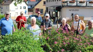 Der Vorstand – hier noch unter der Leitung von Jürgen Machleid (links) – am Jarnacplatz im Einsatz.