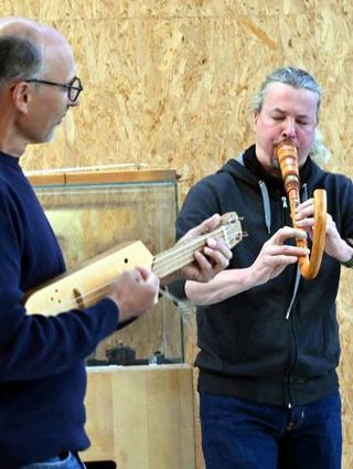 Mit Zythara- und Flötenmusik wurde die Vernissage umrahmt.