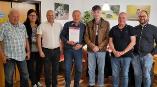 Der DGB Lautertal/Lindenfels ehrt Siegfried Schwarzmüller (Mitte) für 60 Jahre aktive Gewerkschaftsmitgliedschaft. Die Vorstandsmitglieder Siegfried Oettmeier und Eveline Kleinke, DGB-Regionssekretär Horst Raupp, Vorsitzender Alexander Fritz sowie die Vorstandsmitglieder Gerhard Hippler und Tobias Pöselt (von links) gratulierten.