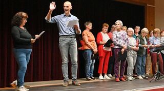 Bürgermeister Holger Habich probte für die Rolle des Landgrafen Dieter im Sängerkranz-Theaterstück. Der Geschichtsverein kochte Latwerge, die am Sonntag im Museum verkauft wird.