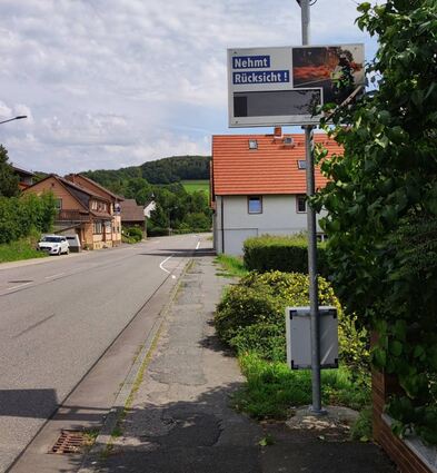 Obwohl seit Längerem ein Lärmpegelmessgerät am Ortseingang von Kolmbach installiert ist, helfen diese Zahlen nicht weiter. Denn in den Lärmaktionsplan des Regierungspräsidiums fließen Zahlen aus dem Jahr 2015 ein.