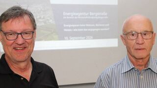Kolmbachs Ortsvorsteher Kurt Dersch (rechts) bedankte sich bei dem Energieberater Adam Borkowski für seinen interessanten Vortrag.
