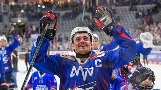 Mannheims Kapitän Marc Michaelis jubelt nach dem Spiel den Fans zu.