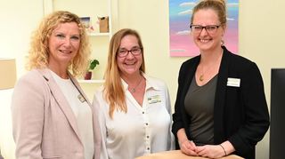 Die Beratungsstelle zum Thema sexualisierte Gewalt des Vereins Wildwasser Darmstadt hat in Bensheim neue Räumlichkeiten bezogen. Das Mitarbeiterinen-Team besteht aus (v.l.) Simone Holz-Lurg, Susanne Falk und Kathrin Munding.