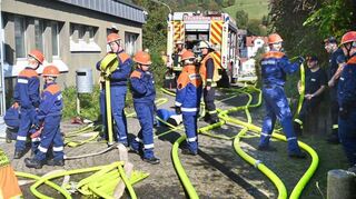 Jede Menge Schlauchmaterial musste der Feuerwehrnachwuchs bei der Großübung aus- und zum Abbau wieder einrollen.