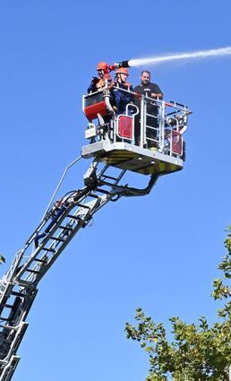 Auch über die Drehleiter der Lindenfelser Wehr wurde der Löschangriff an der Lautertalhalle durchgeführt.