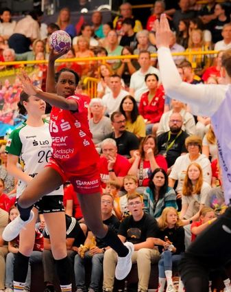 Als Ndidi Agwunedu (li.) kurz nach der Halbzeit auf 15:12 stellte, schienen die Flames auf einem guten Weg zum angestrebten Heimsieg gegen Oldenburg, doch es folgte ein Einbruch. Im Tor gefordert war Talent Marlene Wagner (re.).