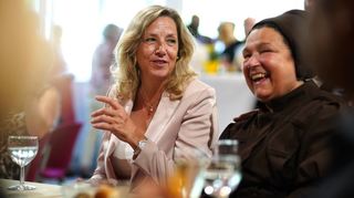 Jubilarin Christine Deppert im Gespräch mit der Fraa vun Bensem, Doris Walter.