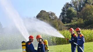 „Wasser marsch!“, schallte es aus vielen jungen Kehlen bei der gemeinsamen Übung.