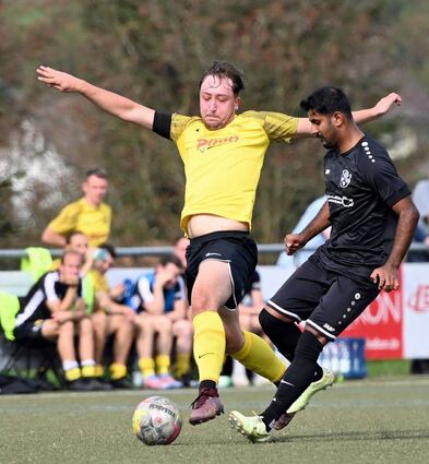 Gianluca Piergallini (li.) von der SG Brandau/Gadernheim spitzelt dem Rodauer Salmon Ahmed den Ball weg.