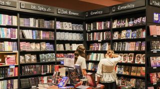 Der Buchhandel, hier die Mannheimer Thalia-Filiale, freut sich über die neue, kauffreudige Zielgruppe – und reagiert mit speziellen Angeboten und Bereichen für die Booktokerinnen.