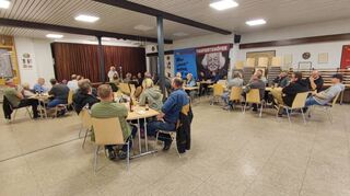 Rund 40 Gäste kamen zur Veranstaltung von Norbert Taufertshöfer im Dorfgemeinschaftshaus in Schlierbach.
