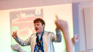 Beim Auftakt des Bensheimer Lesefestivals sorgte Christian Friedrich mit dem „Überfall der Weltraumpiraten“ im Gertrud-Eysoldt-Foyer des Parktheaters für Begeisterung bei den Grundschülern.