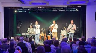 Die Irish-Folk-Band „Waiting for Frank“ konnte das Publikum im ausverkauften „Gossini“ begeistern.