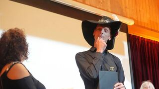 Bürgermeister Holger Habich schlüpfte als Überbringer de Stadtrechte-Urkunde in die Rolle des Landgrafen Diether. Für die musikalischen Unterhaltung sorgten die verschiedenen Sängerkranz-Chöre.