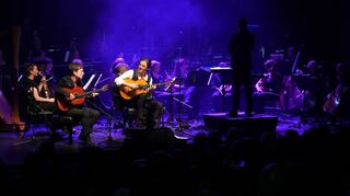 Die Gitarristen Alexander Kilian (li.) und Jan Pascal sind Dauergäste im Mobile, diesmal spielten Café del Mundo mit einem Orchester in Bensheim.