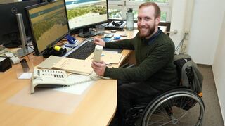 David Huber bei der Arbeit im Bensheimer Rathaus. Ab dem 23. Oktober geht es für den 29-Jährigen zur Rollstuhlhockey-EM nach Dänemark.