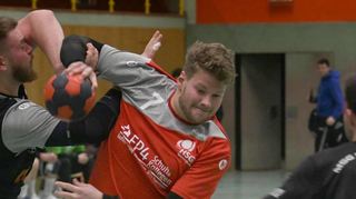Die HSG Bensheim/Auerbach (am Ball Maximilian Wenner) will sich in eigener Halle im Bezirksoberliga-Nachbarderby gegen die MSG Lorsch/Einhausen (links Michael Kraft) unbedingt ruchsetzen.