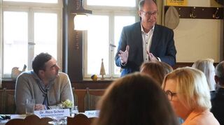 Der Vorsitzende des Bundeshaushaltsausschusses Helge Braun (stehend) referierte in Schlierbach zum Thema „Gesundheitspolitik in schwierigen Zeiten“.