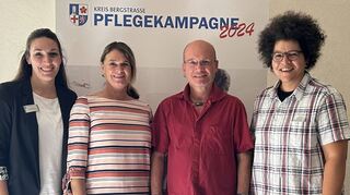 Gaben im Rahmen der Pflegekampagne Auskunft: (v.l.) Christina Arnold (Fachstelle „Leben im Alter“), Erste Kreisbeigeordnete und Dezernentin Angelika Beckenbach, Norbert Mauer (Berater Pflegeausbildung Hessen vom BAFzA) und Tanja Dolores Assmus (Schulleiterin der „maxQ. Pflegeschule“ Heppenheim).