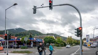 Bauamtsmitarbeiter Eduard Reinhardt, Bürgermeister Holger Habich und Corinna Callander von Hessen mobil (v.li.) testeten die neuen Fußgängerampel auf der Darmstädter Straße.