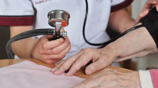 Ein Fall von umfangreicher Betrugsabrechnung eines Pflegedienstes wird aktuell vor dem Mannheimer Landgericht verhandelt.