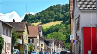 Nicht nur in der Hauptdurchfahrtsstraße Reichenbachs, wie hier im Oberdorf, gibt es Parkprobleme, auch in vielen Seitenstraßen ist fast nur noch eine einspurige Verkehrsführung vorhanden.