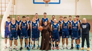 Auch die Fraa vun Bensem drückt den VfL-Basketballern für den Saisonstart am Samstag die Daumen.