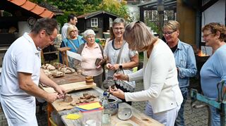 Zu dem im Museums-Holzofen frisch gebackenen Bauernbrot konnte die vom Geschichtsverein gekochte Latwerge gekostet werden. Im Hof des Museums wurde ein Schmiedefeuer entzündet.